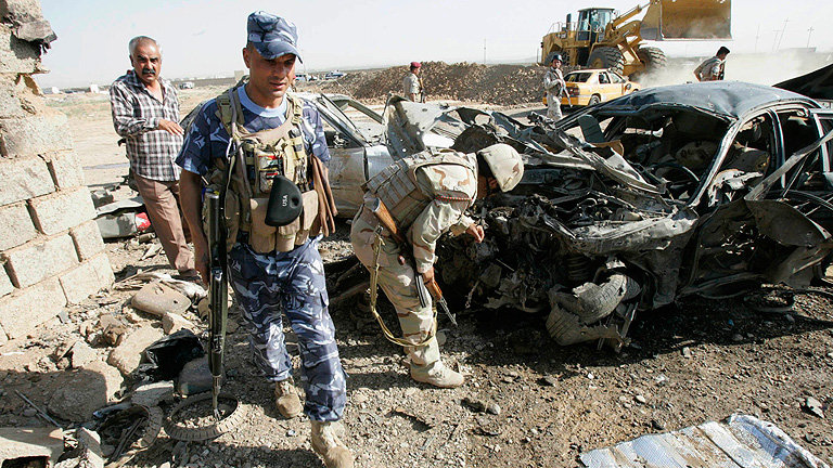 DESTRUCCIN. Militares iraques observan el lugar de una de las explosiones.