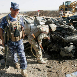 DESTRUCCIN. Militares iraques observan el lugar de una de las explosiones.