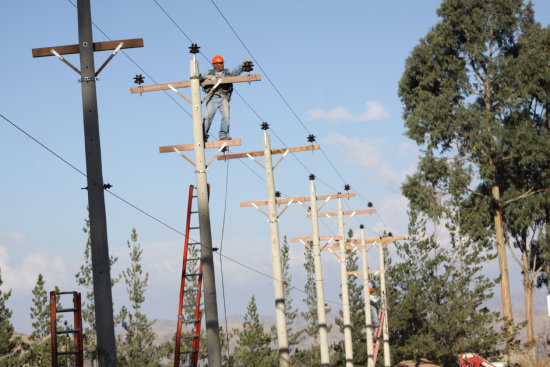 TRABAJOS. La Compaa Elctrica Sucre S.A. (CESSA) prioriza trabajos de ampliacin de redes de baja y de media tensin.