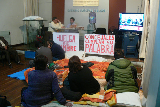 HUELGA. Torres, junto a colaboradores y dirigentes vecinales, instal un piquete.