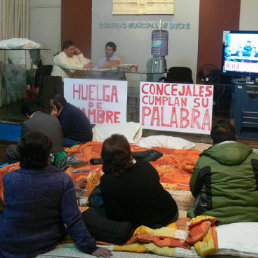 HUELGA. Torres, junto a colaboradores y dirigentes vecinales, instal un piquete.