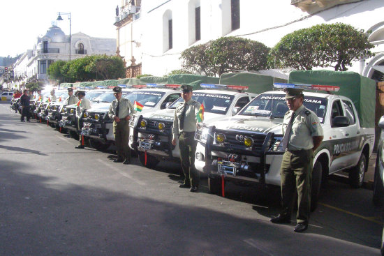 POLICA. El pasado mes entregaron una camioneta a cada municipio.