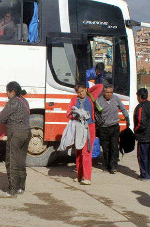 Derrumbes retrasan por horas llegada de buses