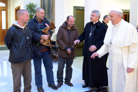 MENESTEROSOS. Fotografa del papa Francisco conversando con tres personas sin hogar, ayer en el Vaticano.