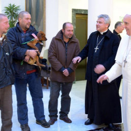 MENESTEROSOS. Fotografa del papa Francisco conversando con tres personas sin hogar, ayer en el Vaticano.