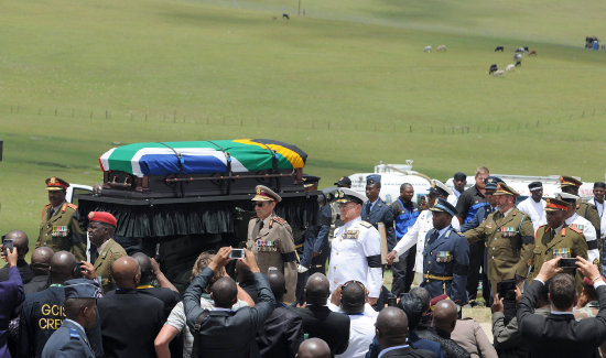 DIVISIN. Vista del sepelio del lder sudafricano en el poblado de Qunu, el domingo pasado.