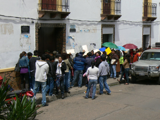 FILAS. Los padres de familia cambiarn las largas filas por un proceso de azar.