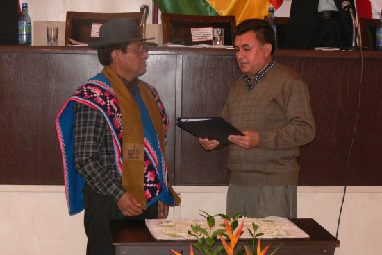 CEREMONIA. El presidente de la Asamblea, Zacaras Herrera, entrega el documento al TCP.