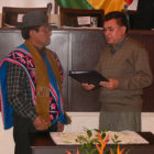 CEREMONIA. El presidente de la Asamblea, Zacaras Herrera, entrega el documento al TCP.