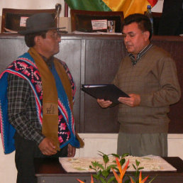 CEREMONIA. El presidente de la Asamblea, Zacaras Herrera, entrega el documento al TCP.