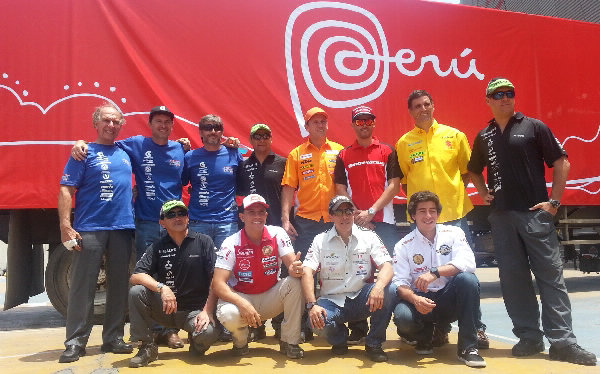 Los pilotos peruanos se reunieron y fueron presentados en el Estadio Nacional de Lima.