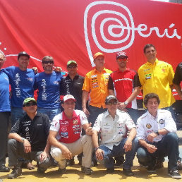 Los pilotos peruanos se reunieron y fueron presentados en el Estadio Nacional de Lima.