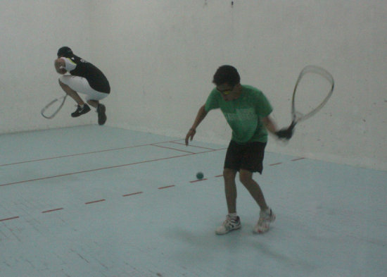 Escena de un partido jugado en el raquet club Lder, de la zona del estadio Patria.