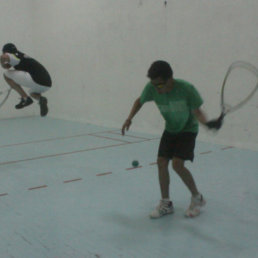 Escena de un partido jugado en el raquet club Lder, de la zona del estadio Patria.