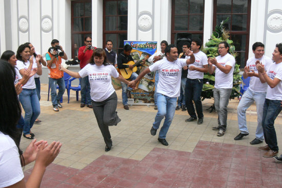 PRESENTACIN. Jvenes de Sopachuy bailaron chuntunquis en el lanzamiento de la Navidad.