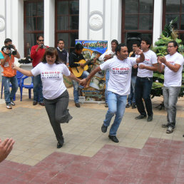 PRESENTACIN. Jvenes de Sopachuy bailaron chuntunquis en el lanzamiento de la Navidad.