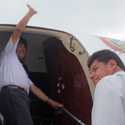 PRESENCIA. El presidente Evo Morales, en el momento de abordar el avin presidencial.