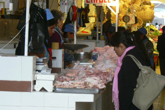 ABASTECIMIENTO. Hay bastante carne de pollo; por eso dicen que baj el precio gancho.