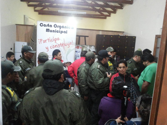 BOCHORNO. Efectivos policiales llegaron hasta el inmueble donde se instal la sesin.