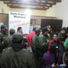 BOCHORNO. Efectivos policiales llegaron hasta el inmueble donde se instal la sesin.