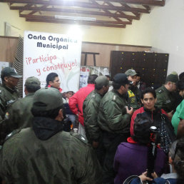 BOCHORNO. Efectivos policiales llegaron hasta el inmueble donde se instal la sesin.