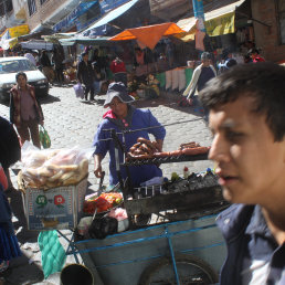 INVASIN. Muchos comerciantes amplan sus tiendas hasta la acera, incluso la calzada, impidiendo el libre trnsito de peatones y conductores.