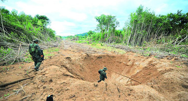 POLICA. En un operativo en Per destruyeron pistas clandestinas de los narcos.