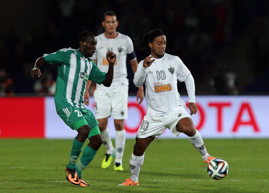 El jugador de Atletico Mineiro de Brasil, Ronaldinho, disputa el baln con Deo Kanda (i) de Raja Casablanca.