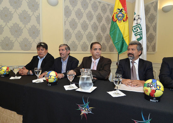 Mauricio Mndez (2d) durante el Consejo Superior de la Liga de Ftbol Profesional Boliviano.