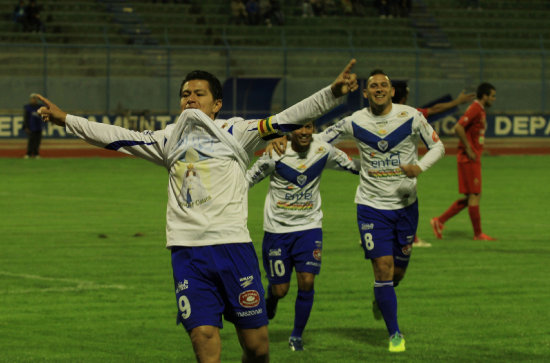 La celebracin de Carlos Saucedo, uno de los goleadores del torneo.