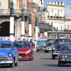 RENOVACIN. Varios autos circulan por una calle de La Habana. El parque automotor cubano sufrir una transformacin.