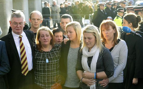 JUSTICIA. La familia del soldado ingls Lee Rigby hace una declaracin a la prensa.