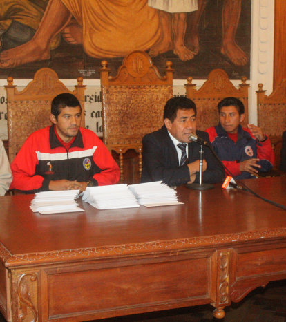 Wlter Arzaga (c) y Cristian Copa (d) durante la rueda de prensa de ayer, en el saln del Rectorado de San Francisco Xavier; al lado, la prctica del plantel.