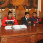 Wlter Arzaga (c) y Cristian Copa (d) durante la rueda de prensa de ayer, en el saln del Rectorado de San Francisco Xavier; al lado, la prctica del plantel.