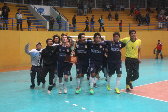 La celebracin de los jugadores de Rico Sur con su trofeo.