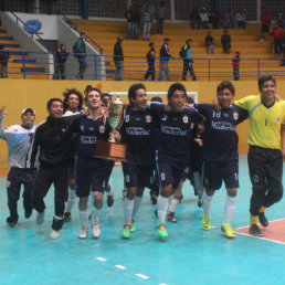 La celebracin de los jugadores de Rico Sur con su trofeo.