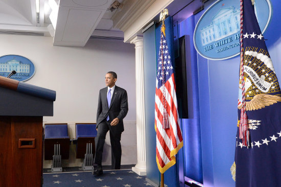 CONFERENCIA. Barack Obama ingresa a la sala de prensa de la Casa Blanca antes de dar su ltima conferencia del ao 2013.