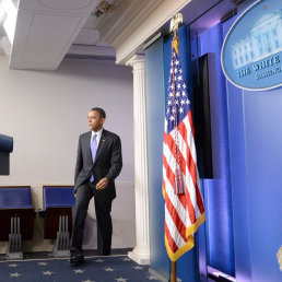 CONFERENCIA. Barack Obama ingresa a la sala de prensa de la Casa Blanca antes de dar su ltima conferencia del ao 2013.