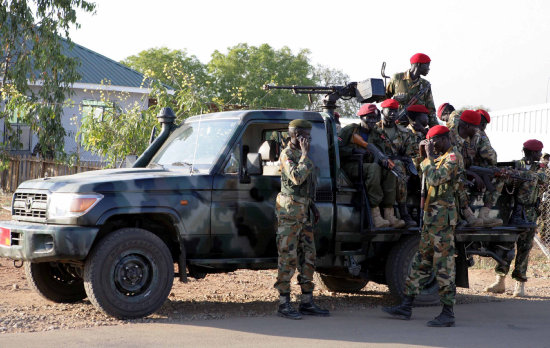 VIOLENCIA. Numerosos soldados sursudaneses patrullan una calle en la ciudad de Juba.