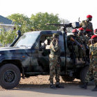 VIOLENCIA. Numerosos soldados sursudaneses patrullan una calle en la ciudad de Juba.