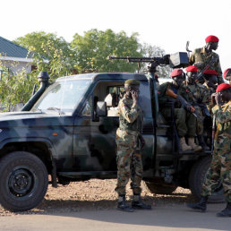 VIOLENCIA. Numerosos soldados sursudaneses patrullan una calle en la ciudad de Juba.