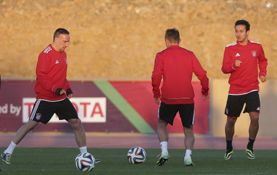 Los jugadores del Bayern, Thiago Alcntara (d), Franck Ribery (i) y Xherdan Shaqiri (c) en su ltima prctica.