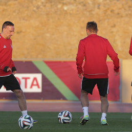 Los jugadores del Bayern, Thiago Alcntara (d), Franck Ribery (i) y Xherdan Shaqiri (c) en su ltima prctica.