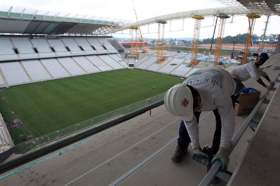 Obreros brasileños realizan trabajos en el estadio Arena Corinthians.