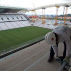 Obreros brasileños realizan trabajos en el estadio Arena Corinthians.