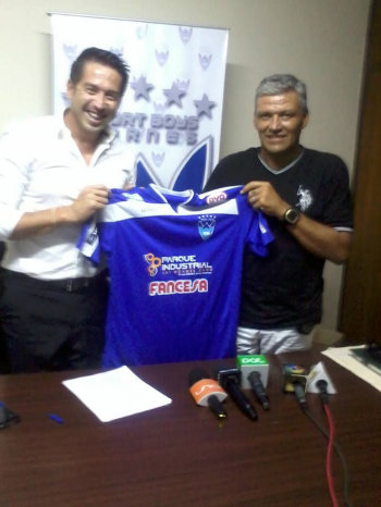 Nstor Clausen (d) recibe la camiseta de Sport Boys.