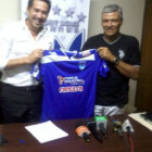 Nstor Clausen (d) recibe la camiseta de Sport Boys.