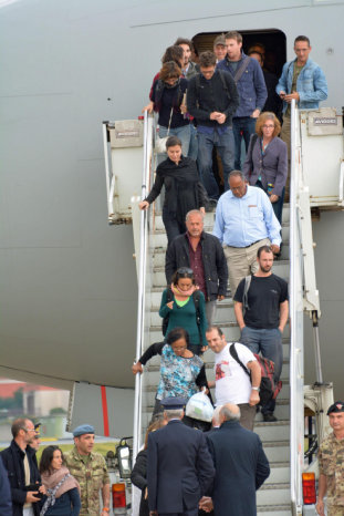 EVACUACIN. Algunos ciudadanos europeos cuando eran evacuados de Sudn del Sur.