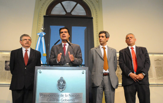 REUNIN. El jefe de Gabinete argentino, Jorge Capitanich, junto a los operadores elctricos.