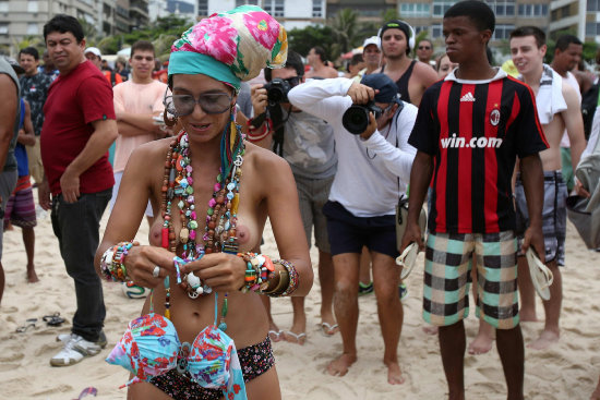 CAMPAA- Mujeres haciendo campaa en las playas de Ro de Janeiro.